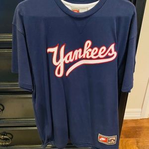 Men’s Large Yankees collection shirt